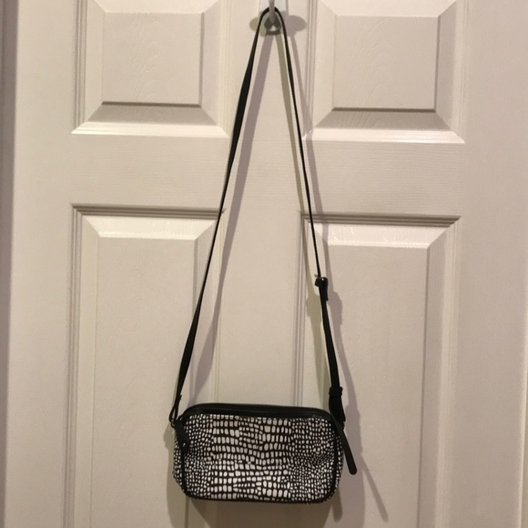 VERA BRADLEY BLACK & WHITE PURSE - Picture 4 of 7